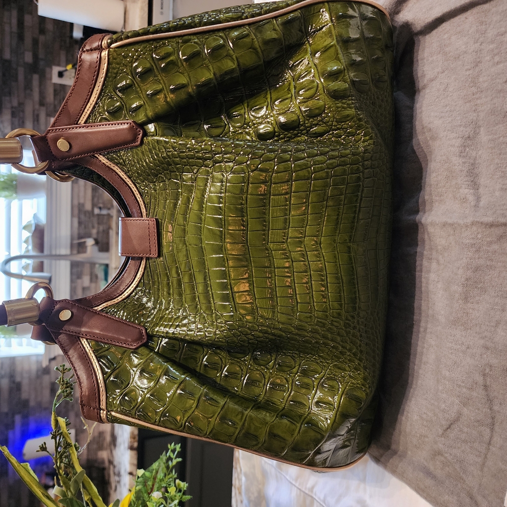 Elegant Green Crocodile-Embossed Women's Bag